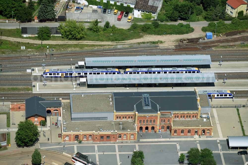 Halberstadt from the bird's eye view: Track progress and building of the main station of the railway in Halberstadt in the state Saxony-Anhalt