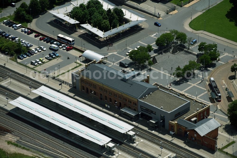 Aerial photograph Halberstadt - Track progress and building of the main station of the railway in Halberstadt in the state Saxony-Anhalt