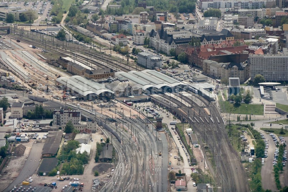 Halle (Saale) from the bird's eye view: Track progress and building of the main station of the railway in Halle (Saale) in the state Saxony-Anhalt