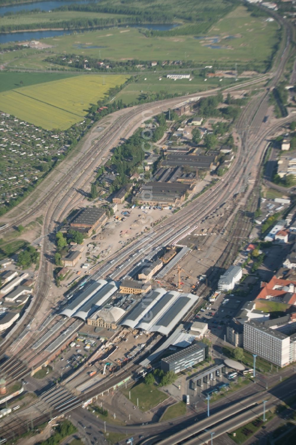 Aerial photograph Halle (Saale) - Track progress and building of the main station of the railway in Halle (Saale) in the state Saxony-Anhalt, Germany