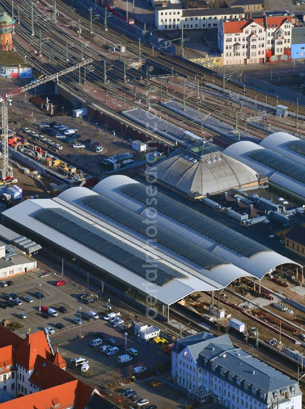 Halle (Saale) from the bird's eye view: Track progress and building of the main station of the railway in Halle (Saale) in the state Saxony-Anhalt, Germany