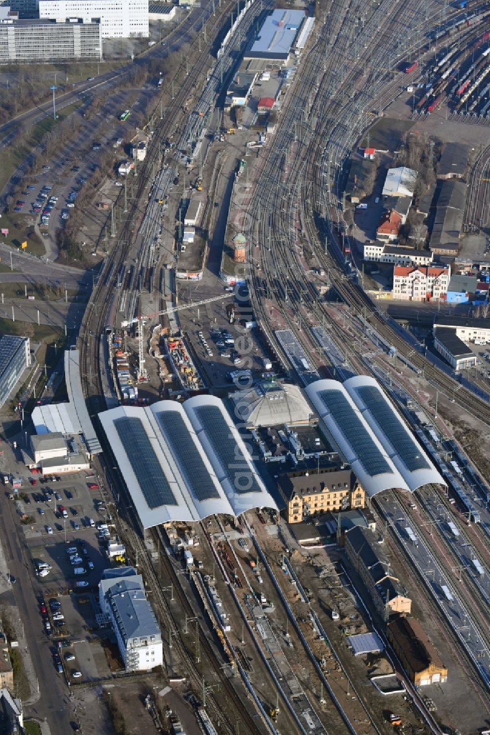 Halle (Saale) from the bird's eye view: Track progress and building of the main station of the railway in Halle (Saale) in the state Saxony-Anhalt, Germany