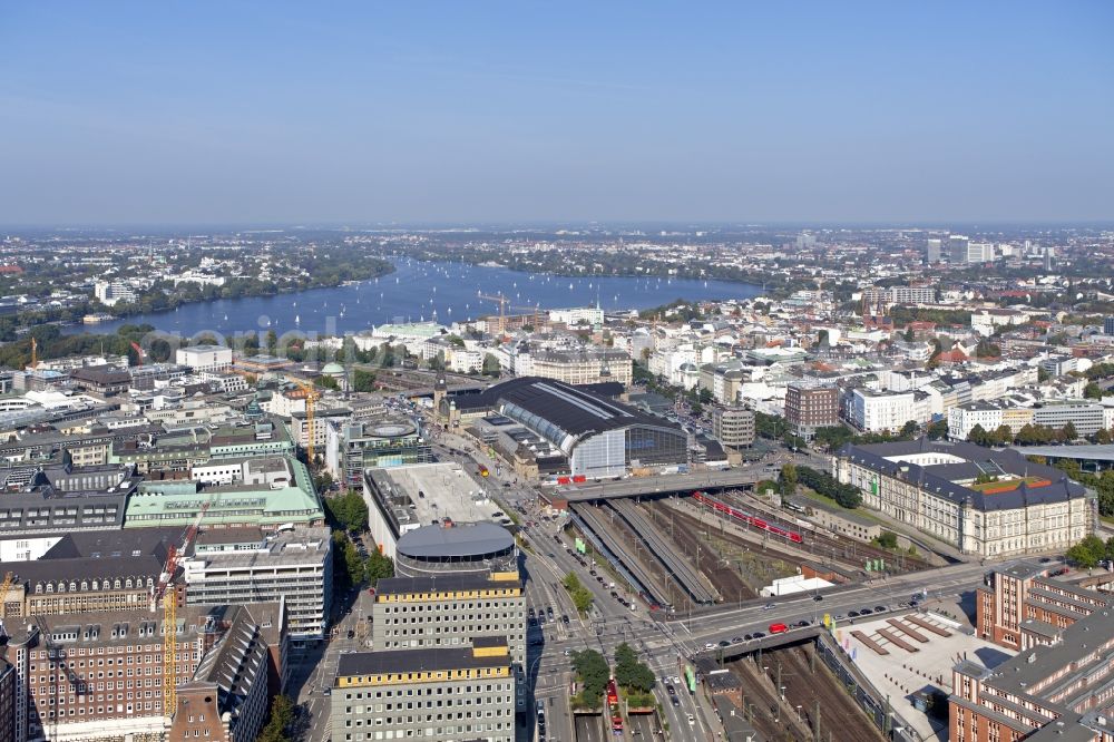 Aerial photograph Hamburg - Track progress and building of the main station of the railway in Hamburg in Germany, in the background Lake Outer Alster