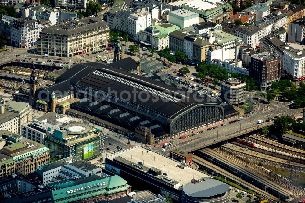 Aerial image Hamburg - Track progress and building of the main station of the railway in Hamburg in Germany