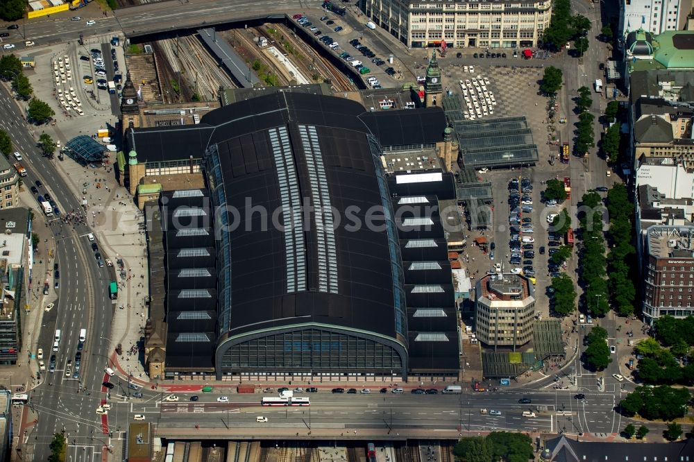 Aerial photograph Hamburg - Track progress and building of the main station of the railway in Hamburg in Germany