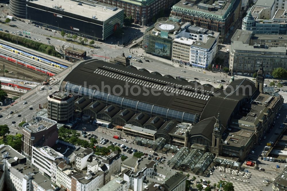 Hamburg from the bird's eye view: Track progress and building of the main station of the railway in Hamburg in Germany