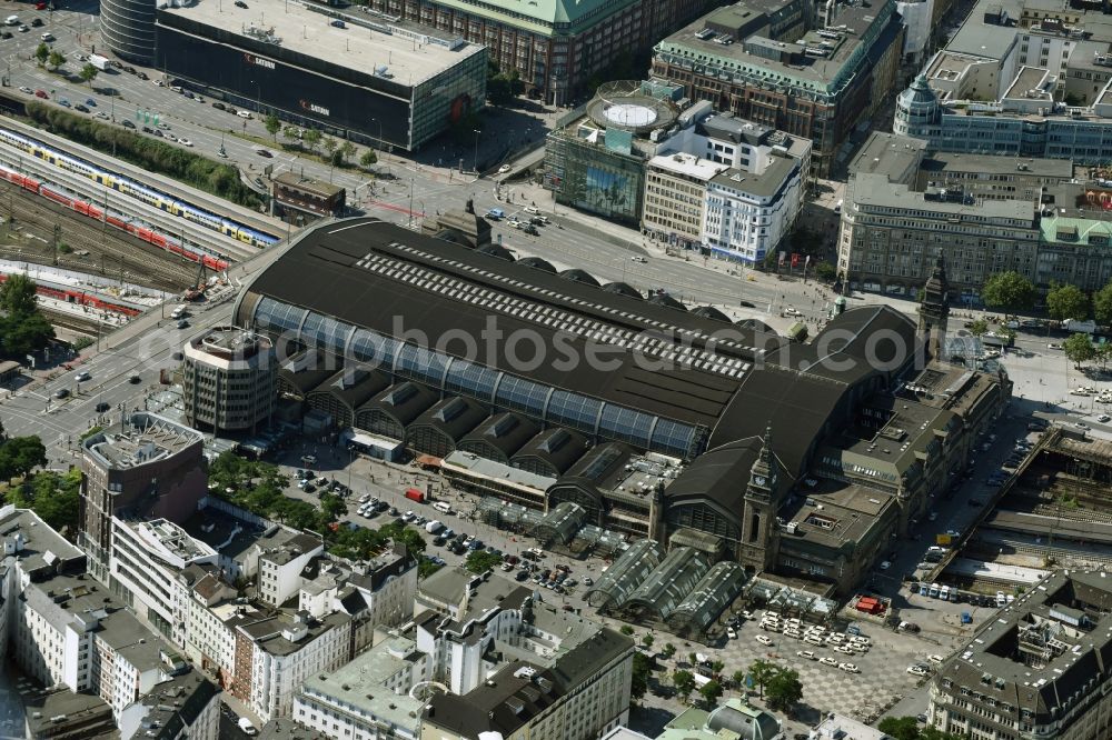 Aerial image Hamburg - Track progress and building of the main station of the railway in Hamburg in Germany