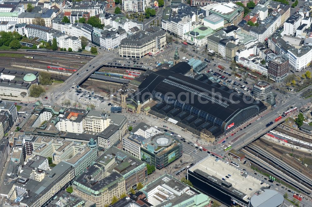 Hamburg from the bird's eye view: Track progress and building of the main station of the railway in Hamburg, Germany