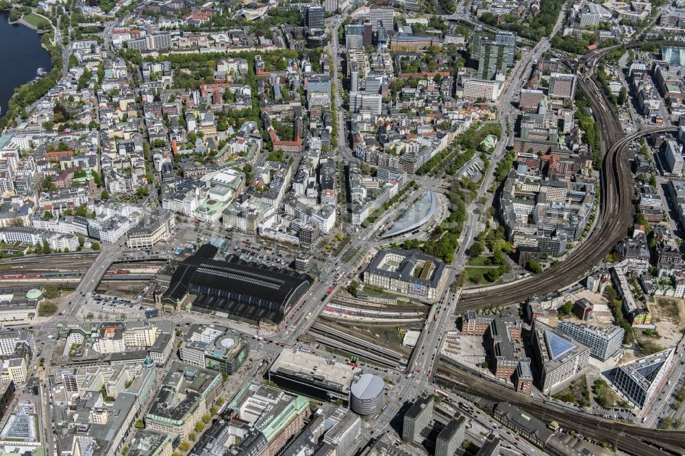 Aerial photograph Hamburg - Track progress and building of the main station of the railway in Hamburg, Germany