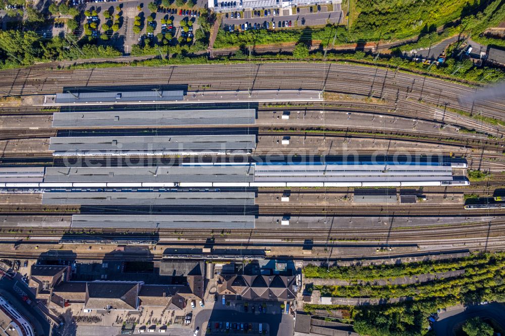 Hamm from the bird's eye view: Track progress and building of the main station of the railway on place Willy-Brandt-Platz in Hamm at Ruhrgebiet in the state North Rhine-Westphalia, Germany