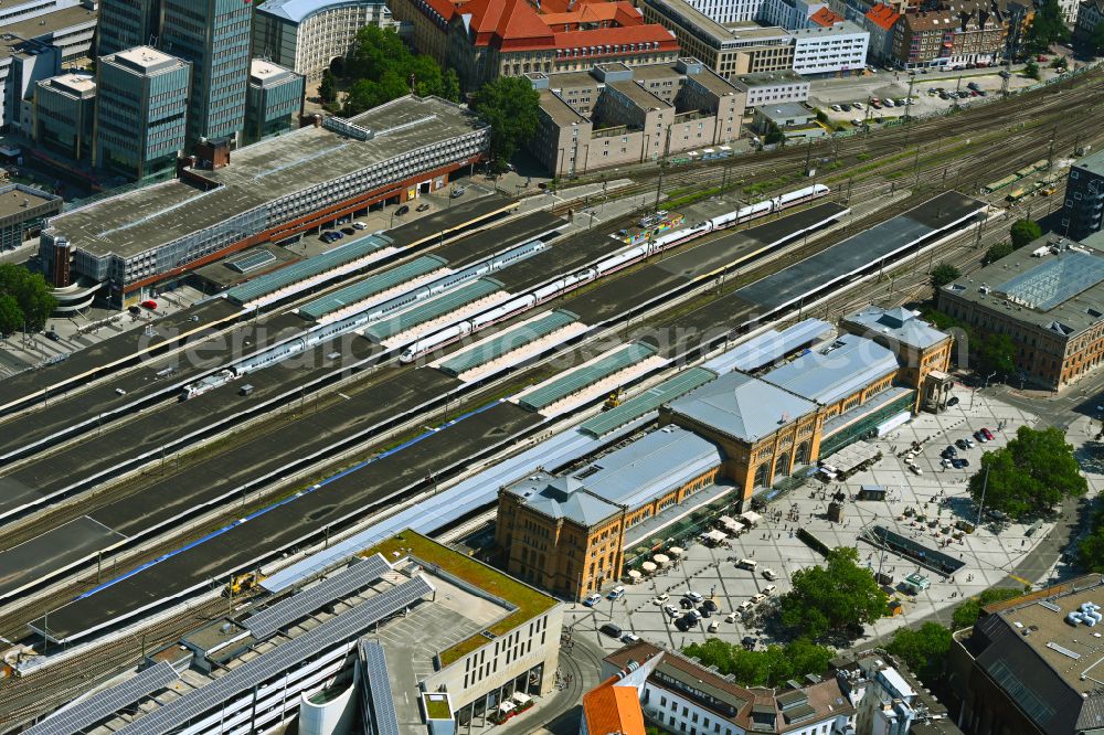 Hannover from above - Track progress and building of the main station of the railway in Hannover in the state Lower Saxony, Germany