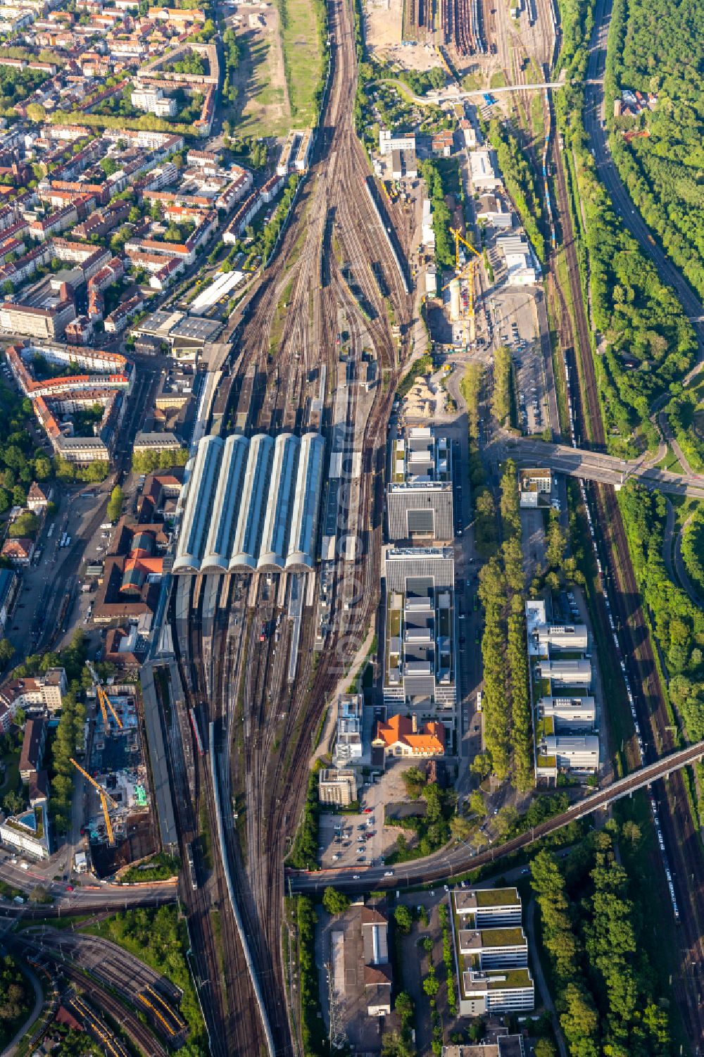 Karlsruhe from the bird's eye view: Track progress and building of the main station of the railway in the district Suedweststadt in Karlsruhe in the state Baden-Wurttemberg, Germany