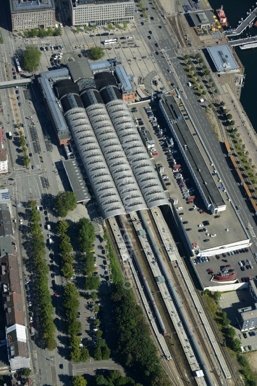 Aerial photograph Kiel - Track progress and building of the main station of the railway in Kiel in the state Schleswig-Holstein