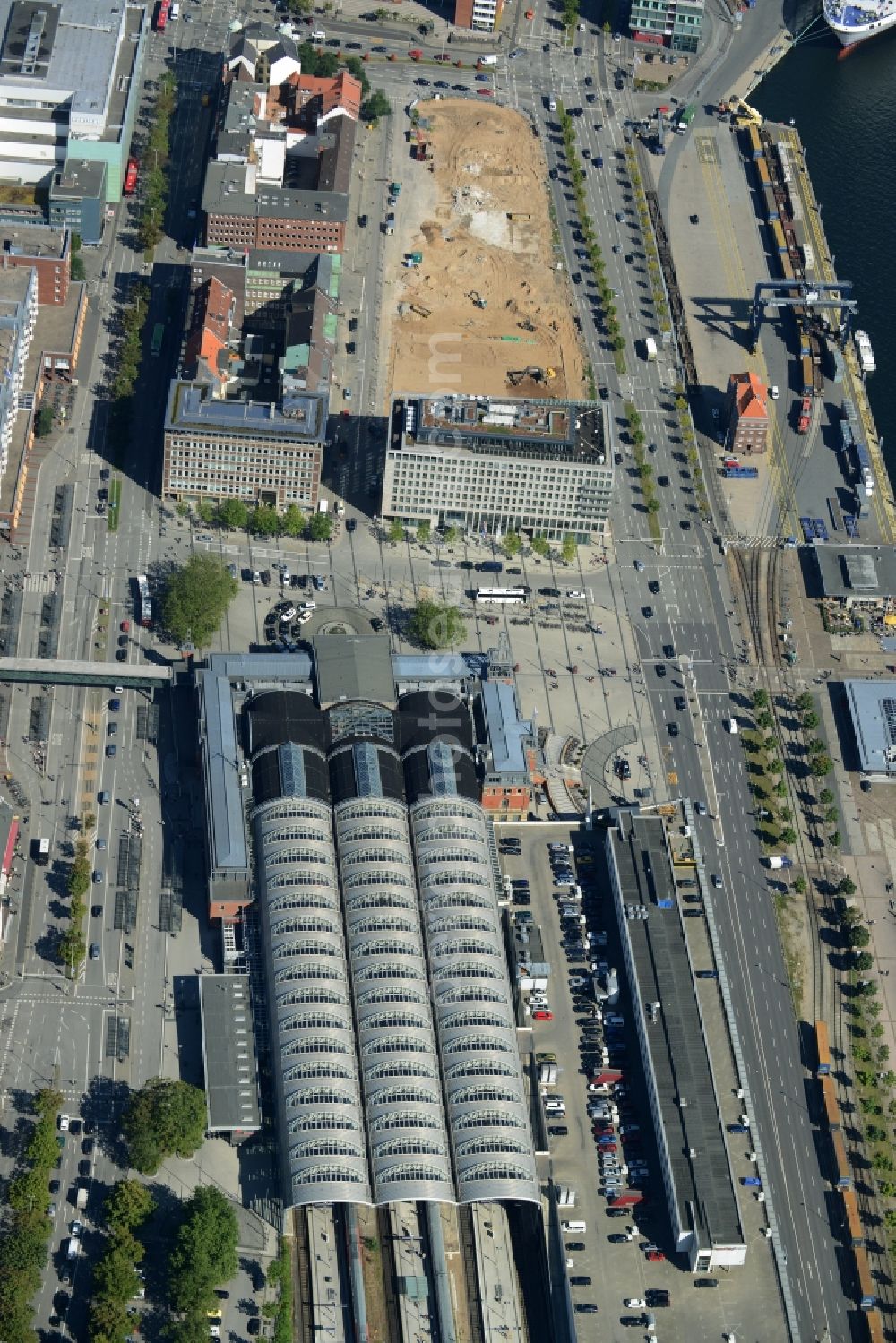 Kiel from the bird's eye view: Track progress and building of the main station of the railway in Kiel in the state Schleswig-Holstein