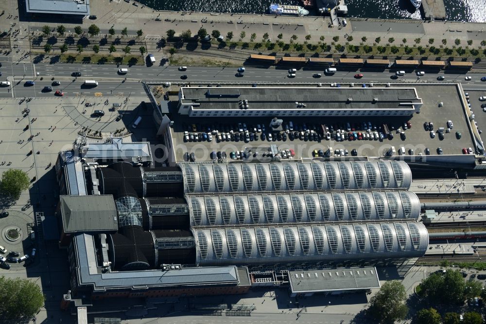 Kiel from the bird's eye view: Track progress and building of the main station of the railway in Kiel in the state Schleswig-Holstein