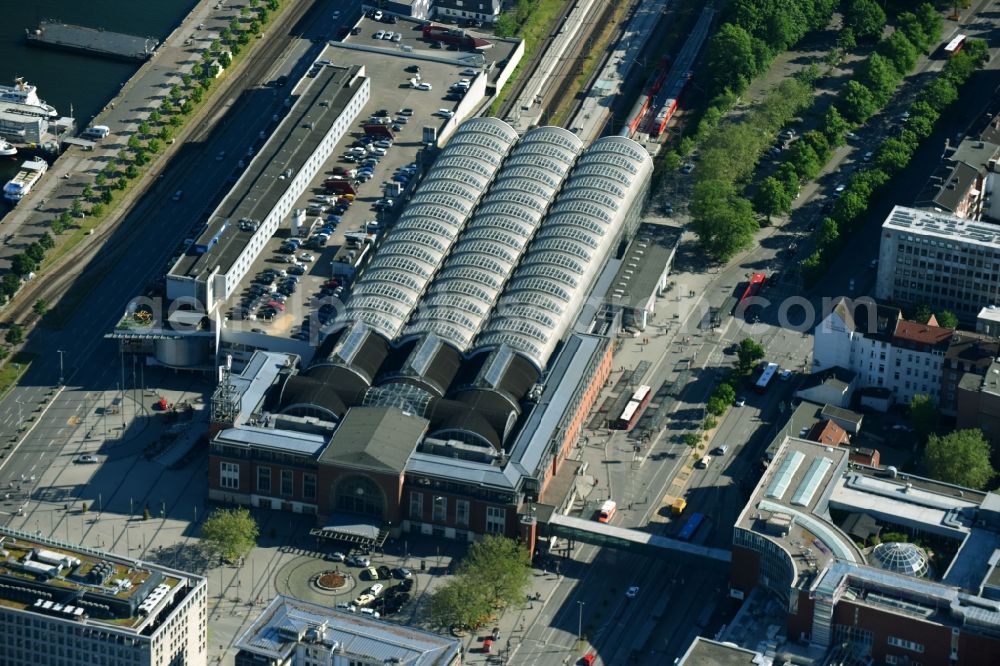 Kiel from the bird's eye view: Track progress and building of the main station of the railway in Kiel in the state Schleswig-Holstein, Germany