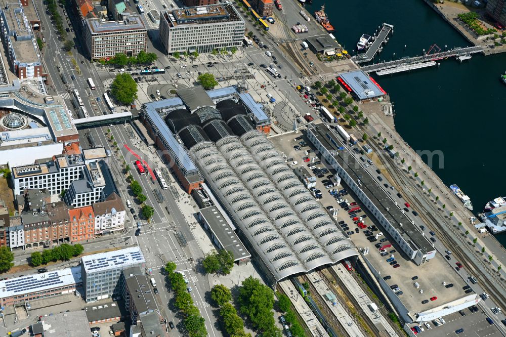 Aerial image Kiel - Track progress and building of the main station of the railway on street Kaistrasse in the district Suedfriedhof in Kiel in the state Schleswig-Holstein, Germany