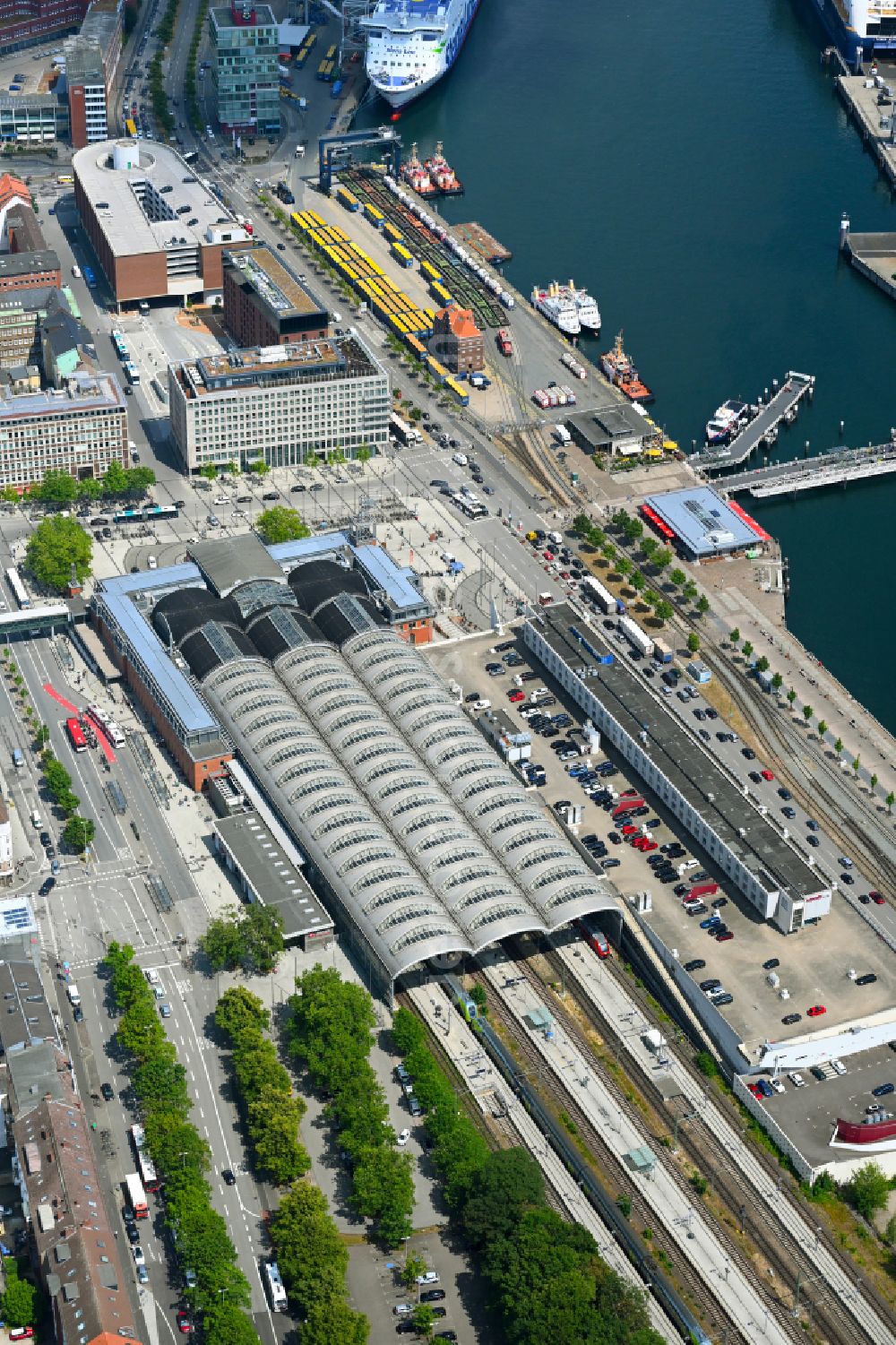 Aerial photograph Kiel - Track progress and building of the main station of the railway on street Kaistrasse in the district Suedfriedhof in Kiel in the state Schleswig-Holstein, Germany