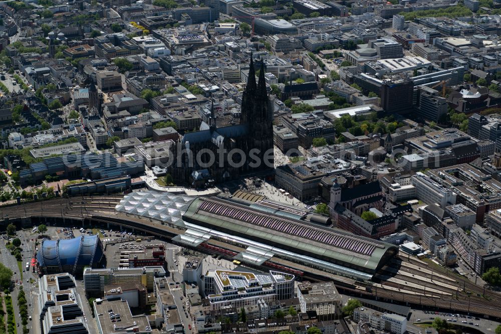 Köln from the bird's eye view: Track layout and building of the main station of Deutsche Bahn on Trankgasse street in Cologne in the federal state of North Rhine-Westphalia, Germany