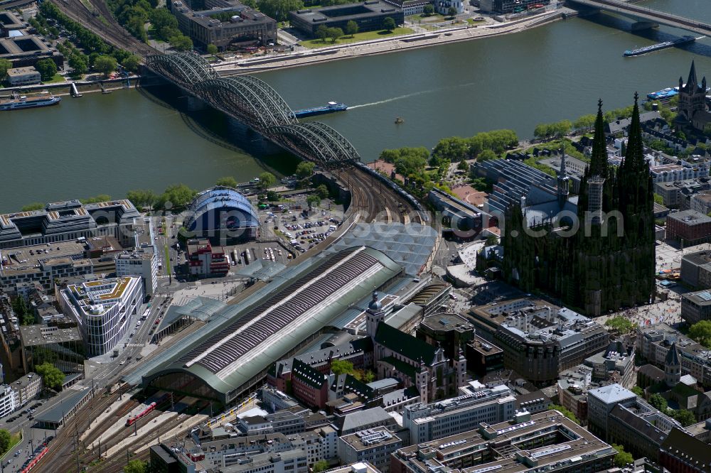 Aerial image Köln - Track layout and building of the main station of Deutsche Bahn on Trankgasse street in Cologne in the federal state of North Rhine-Westphalia, Germany