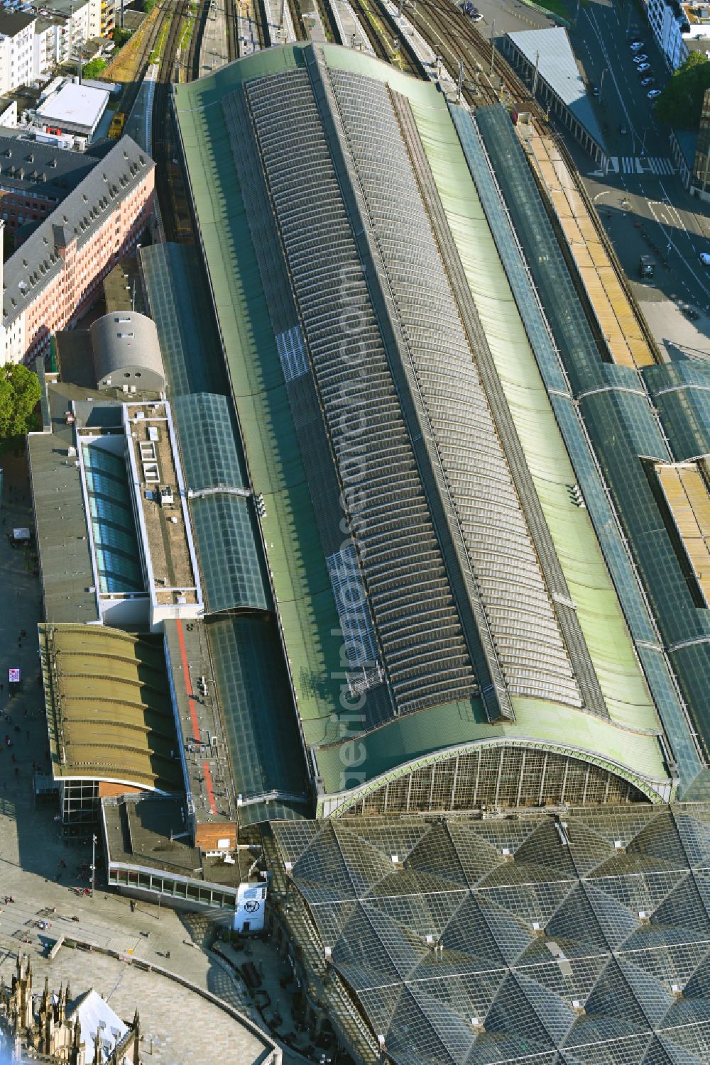 Aerial photograph Köln - Track layout and building of the main station of Deutsche Bahn on Trankgasse street in Cologne in the federal state of North Rhine-Westphalia, Germany