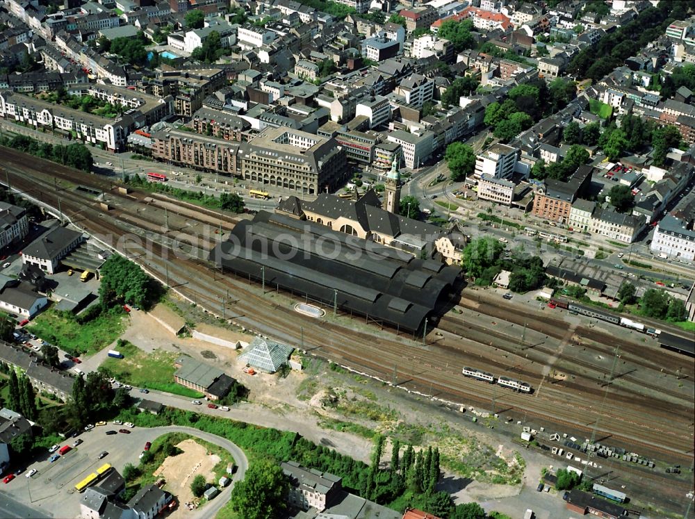 Aerial photograph Krefeld - Track progress and building of the main station of the railway in Krefeld in the state North Rhine-Westphalia