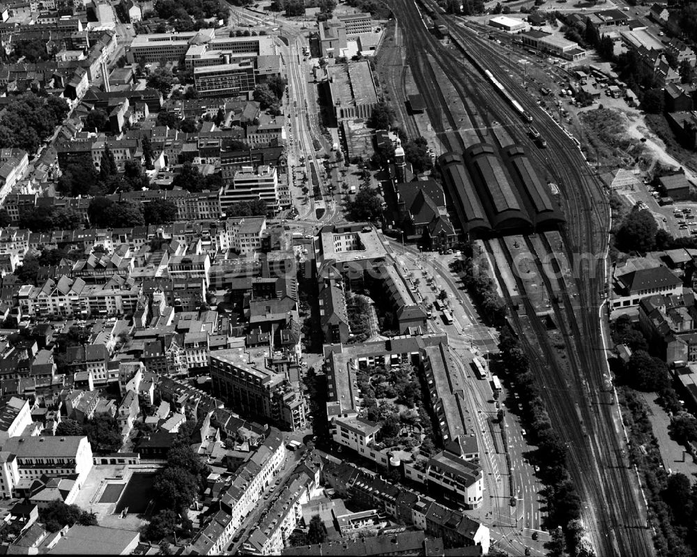 Krefeld from above - Track progress and building of the main station of the railway in Krefeld in the state North Rhine-Westphalia, Germany