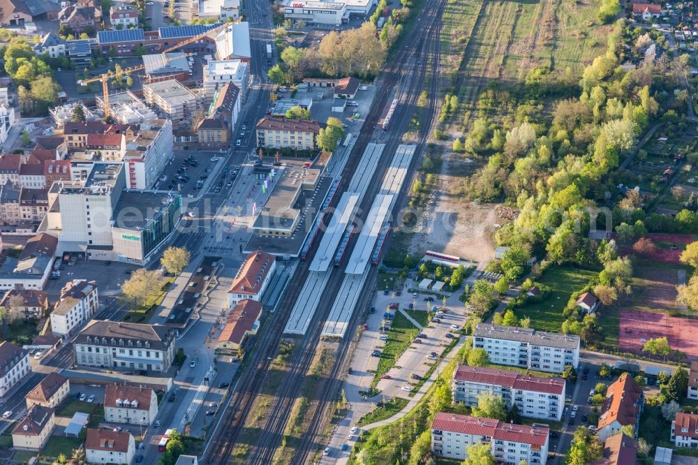 Aerial photograph Landau in der Pfalz - Track progress and building of the main station of the railway in Landau in der Pfalz in the state Rhineland-Palatinate, Germany