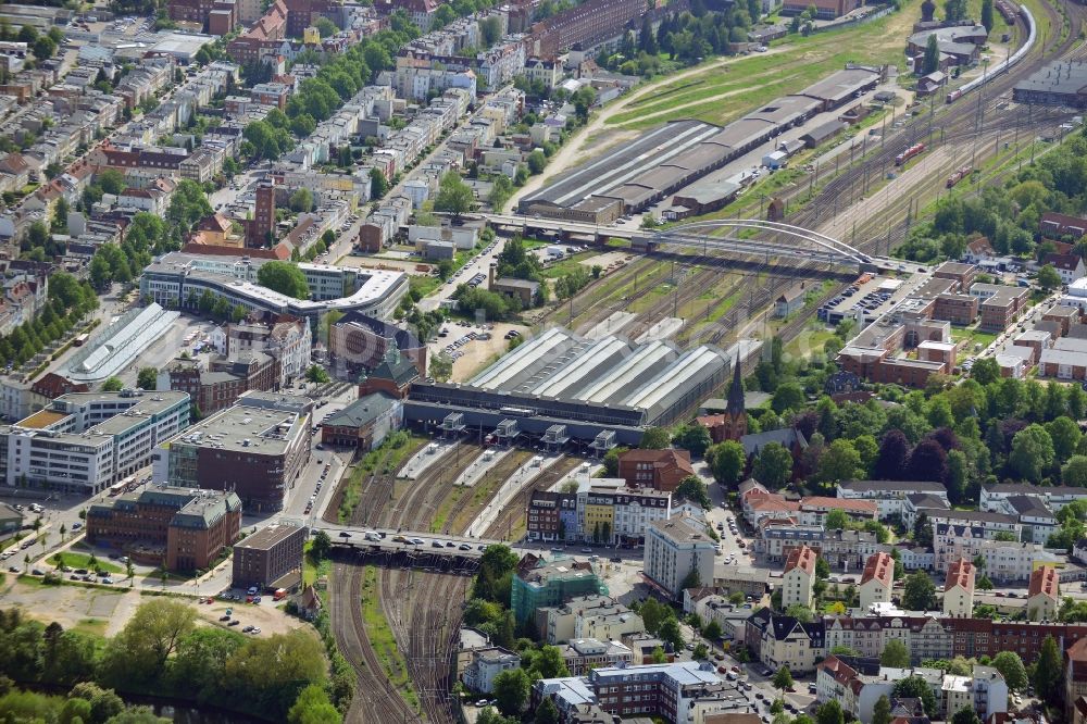 Aerial photograph Lübeck - Track progress and building of the main station of the railway in Luebeck in the state Schleswig-Holstein