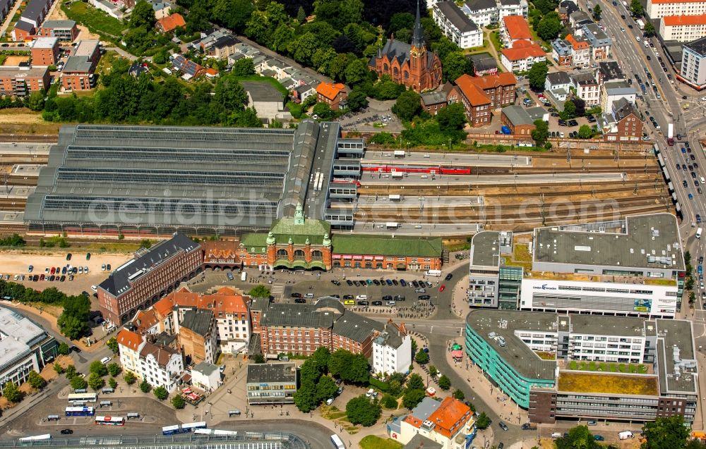 Aerial image Lübeck - Track progress and building of the main station of the railway in Luebeck in the state Schleswig-Holstein