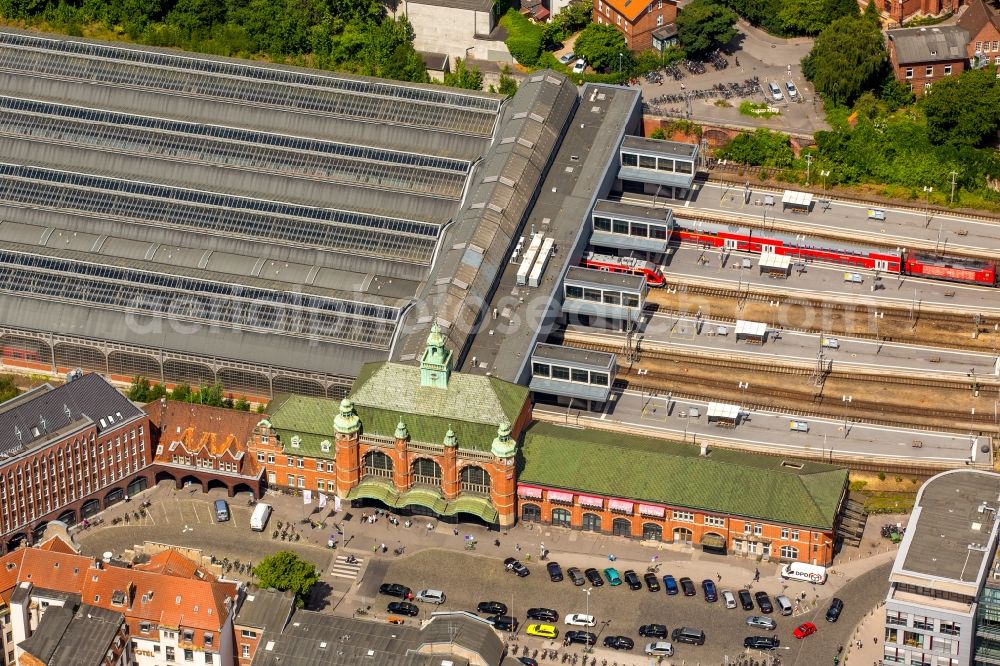 Aerial photograph Lübeck - Track progress and building of the main station of the railway in Luebeck in the state Schleswig-Holstein