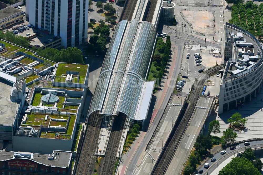 Aerial image Ludwigshafen am Rhein - Track progress and building of the main station of the railway in Ludwigshafen am Rhein in the state Rhineland-Palatinate, Germany