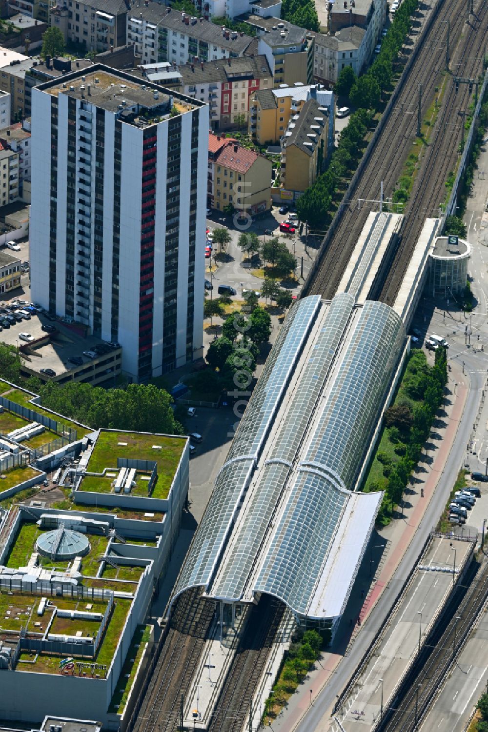 Aerial photograph Ludwigshafen am Rhein - Track progress and building of the main station of the railway in Ludwigshafen am Rhein in the state Rhineland-Palatinate, Germany