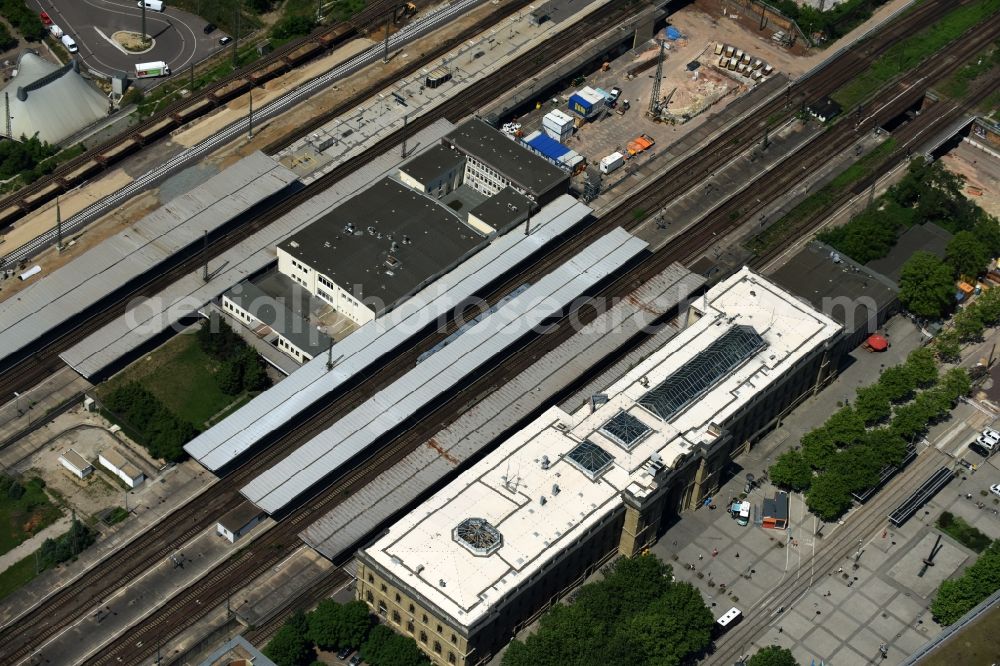 Aerial photograph Magdeburg - Track progress and building of the main station of the railway in Magdeburg in the state Saxony-Anhalt