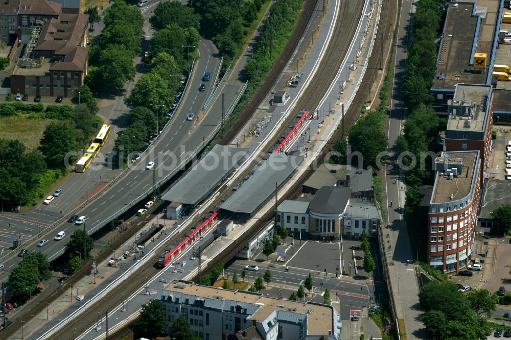 Mülheim an der Ruhr from the bird's eye view: Track progress and building of the main station of the railway in Muelheim on the Ruhr in the state North Rhine-Westphalia, Germany