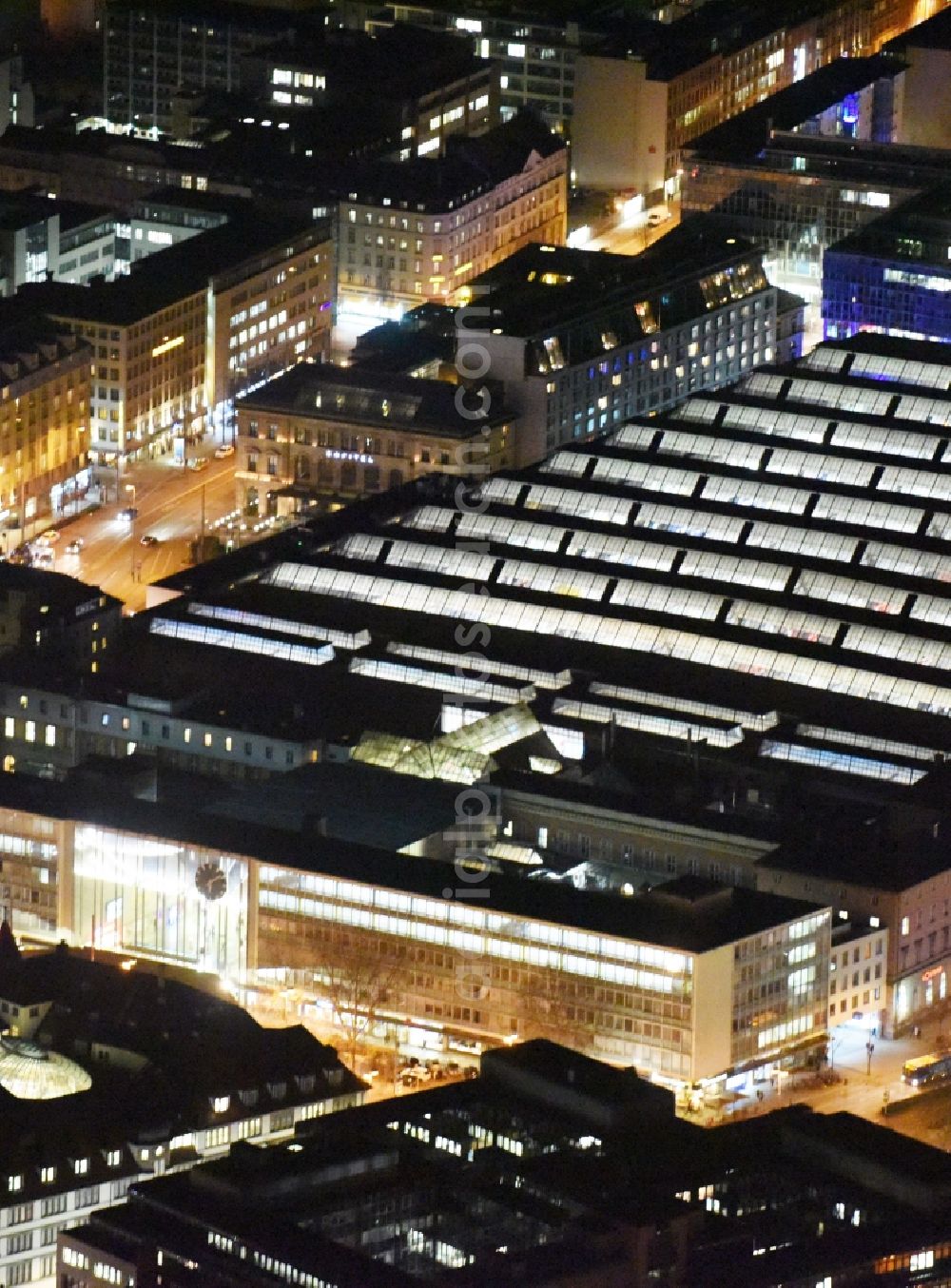 Aerial photograph München - Track progress and building of the main station of the railway in Munich in the state Bavaria