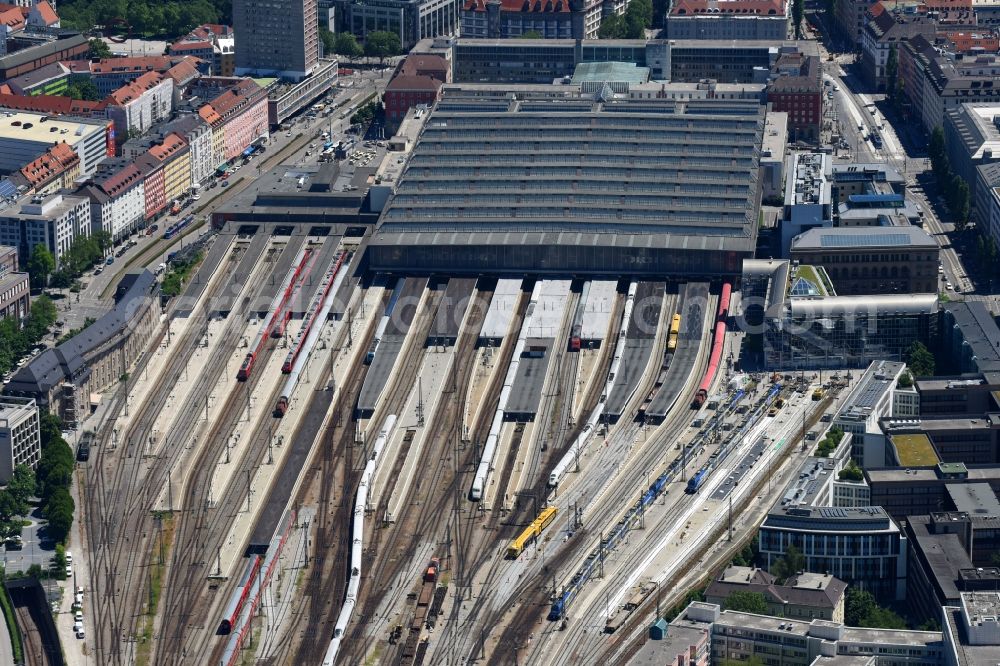 Aerial photograph München - View from the west to track from the hacker bridge to the building of the main station of the Deutsche Bahn in Munich in the state Bavaria