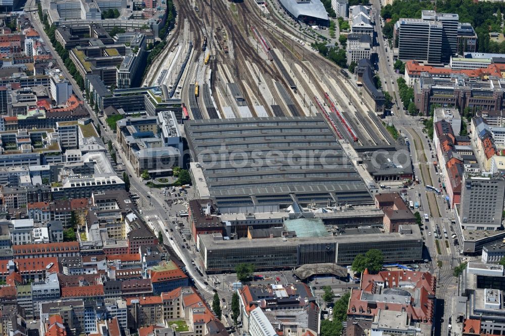 Aerial photograph München - View from the west to track from the hacker bridge to the building of the main station of the Deutsche Bahn in Munich in the state Bavaria