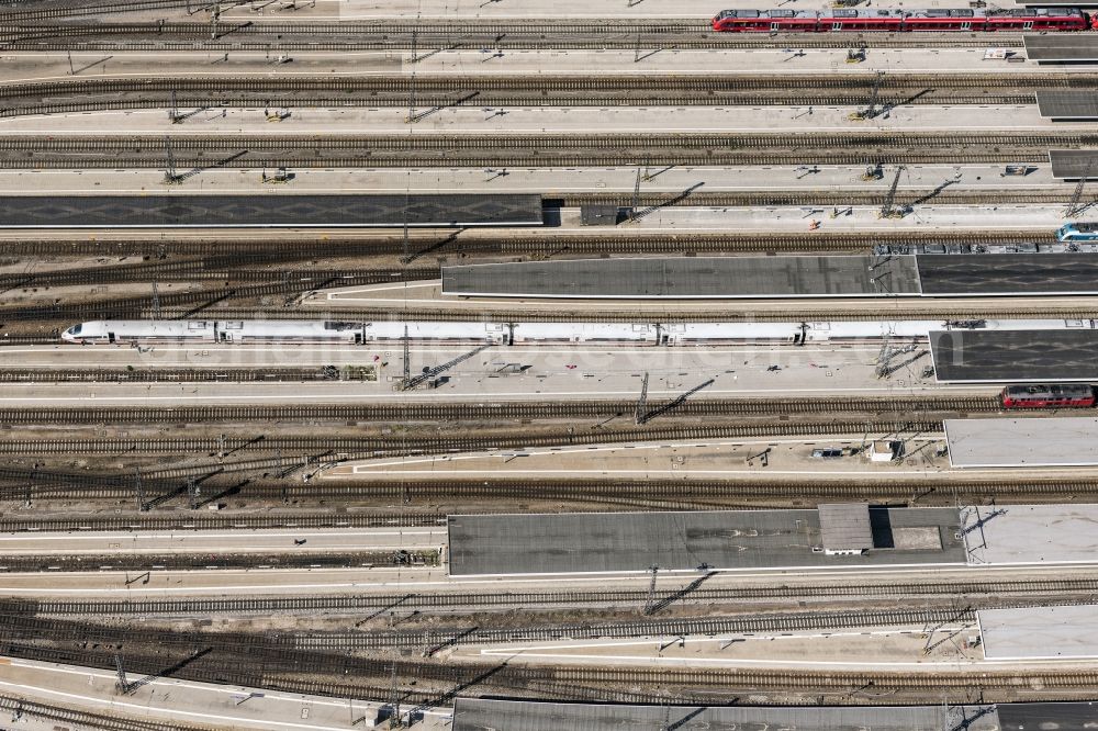 Aerial image München - Track progress and building of the main station of the railway in Munich in the state Bavaria, Germany