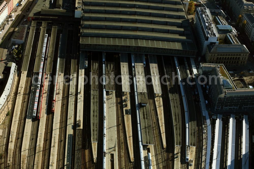 München from the bird's eye view: Track progress and building of the main station of the railway in Munich in the state Bavaria, Germany