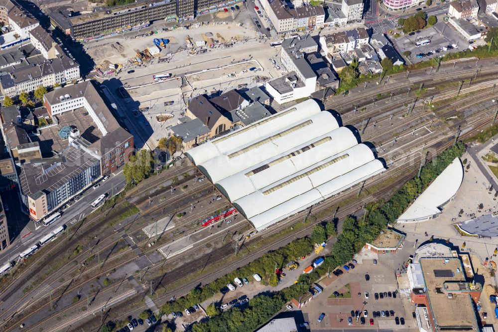 Mönchengladbach from above - Track progress and building of the main station of the railway Deutsche Bahn on place Europaplatz in Moenchengladbach in the state North Rhine-Westphalia, Germany