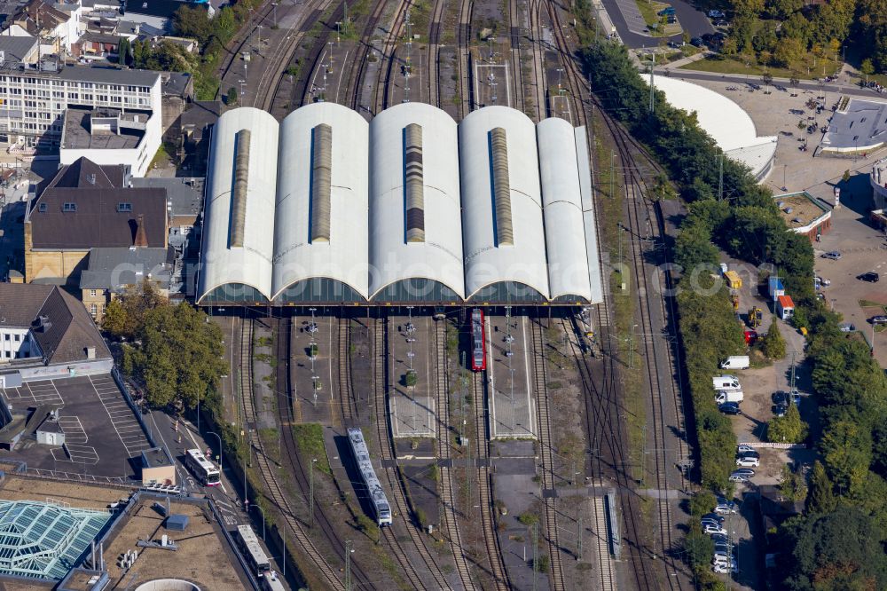 Mönchengladbach from the bird's eye view: Track progress and building of the main station of the railway Deutsche Bahn on place Europaplatz in Moenchengladbach in the state North Rhine-Westphalia, Germany