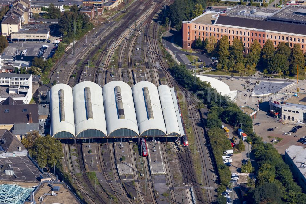 Aerial image Mönchengladbach - Track progress and building of the main station of the railway Deutsche Bahn on place Europaplatz in Moenchengladbach in the state North Rhine-Westphalia, Germany