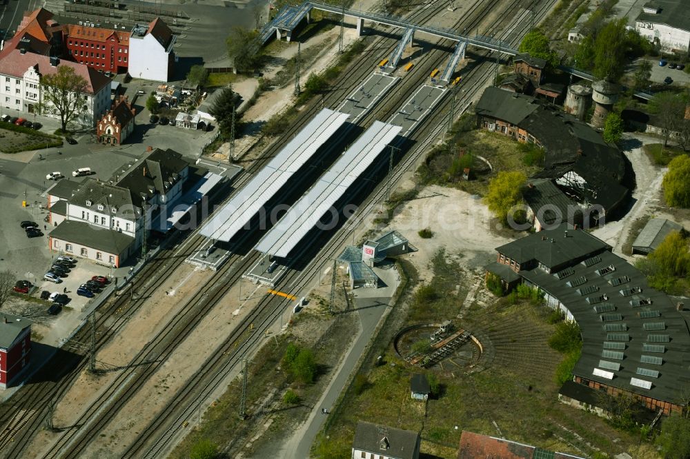 Aerial photograph Neubrandenburg - Track progress and building of the main station of the railway in Neubrandenburg in the state Mecklenburg - Western Pomerania, Germany