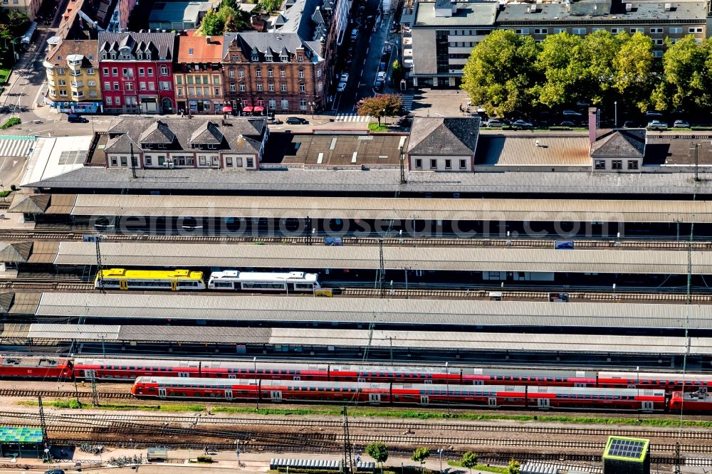 Offenburg from the bird's eye view: Track progress and building of the main station of the railway in Offenburg in the state Baden-Wurttemberg, Germany