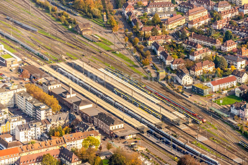 Aerial photograph Offenburg - Track progress and building of the main station of the railway in Offenburg in the state Baden-Wuerttemberg, Germany