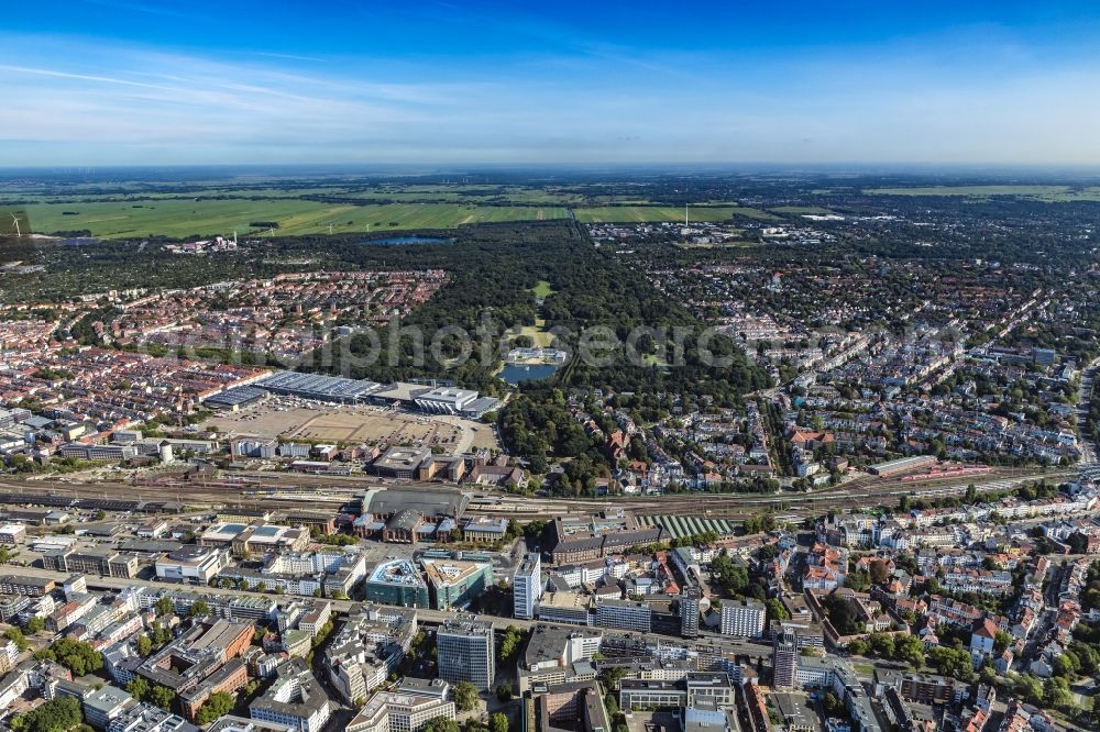 Aerial photograph Bremen - Track progress and building of the main station of the railway in the district Bahnhofsvorstadt in Bremen, Germany