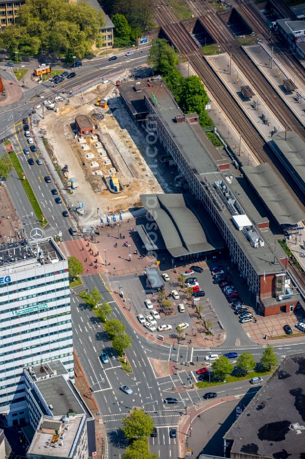 Bochum from the bird's eye view: Track progress and building of the main station of the railway in the district Bochum Mitte in Bochum in the state North Rhine-Westphalia