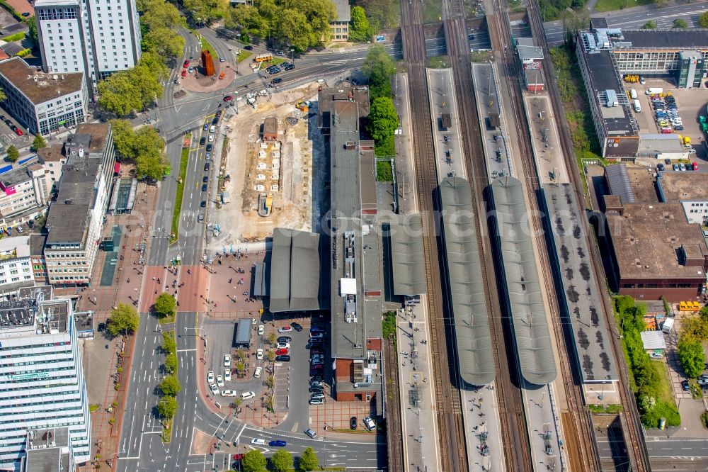 Aerial image Bochum - Track progress and building of the main station of the railway in the district Bochum Mitte in Bochum in the state North Rhine-Westphalia