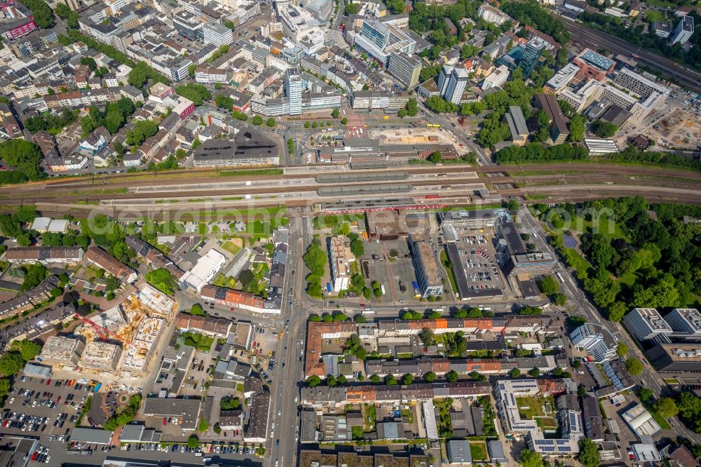 Bochum from the bird's eye view: Track progress and building of the main station of the railway in the district Bochum Mitte in Bochum in the state North Rhine-Westphalia